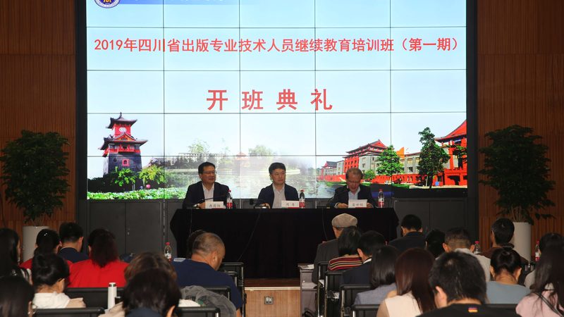 在选择学校时，您可以关注以下几点：