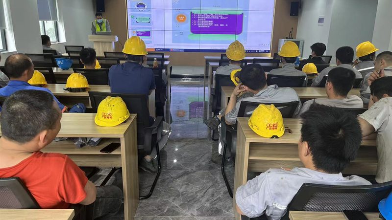 为了在就业市场上脱颖而出，求职者可以采取以下途径：